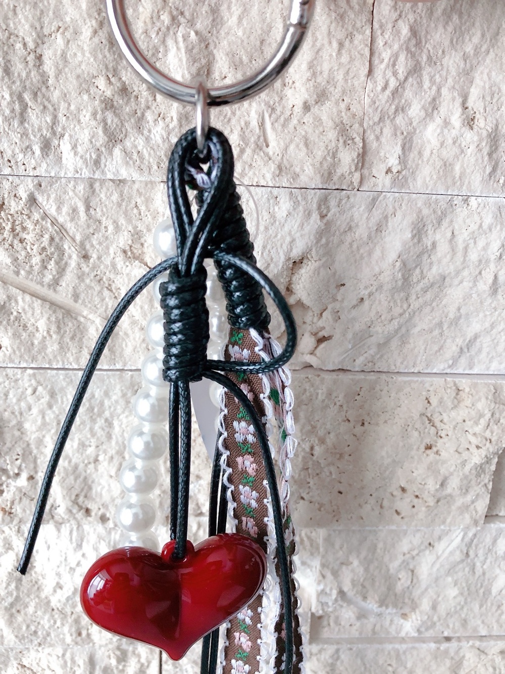 Bag charm key chain Red Heart with Pearl & Floral Tassels - Picture 3 of 6